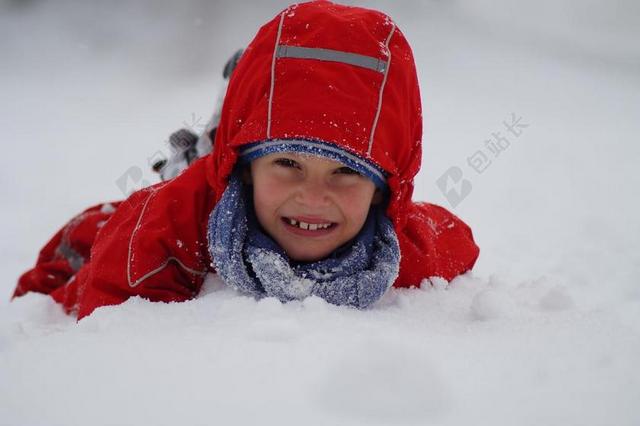 红白人物可爱雪地上摔倒的小男孩儿童可爱下雪玩雪背景图片