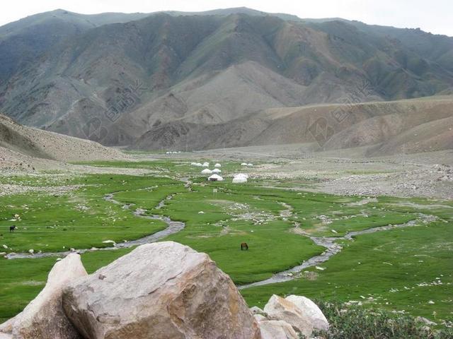 旅行度假景点草原远山蒙古包背景图片