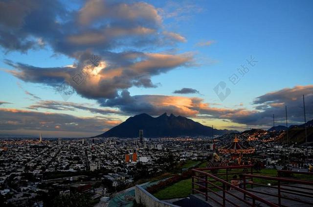 风景全景墨西哥远山日落夕阳城市背景图片