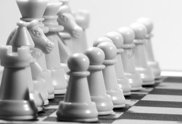 运动棋类游戏国际象棋白棋对阵背景图片