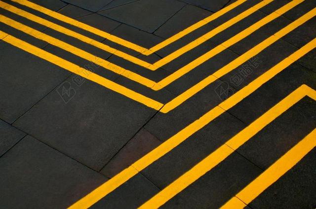 黄色交通纹理马路上黄色的指示线背景图片