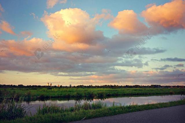 日落 天空 晚上 黄昏 傍晚的天空 云 景观 地平线 天际线