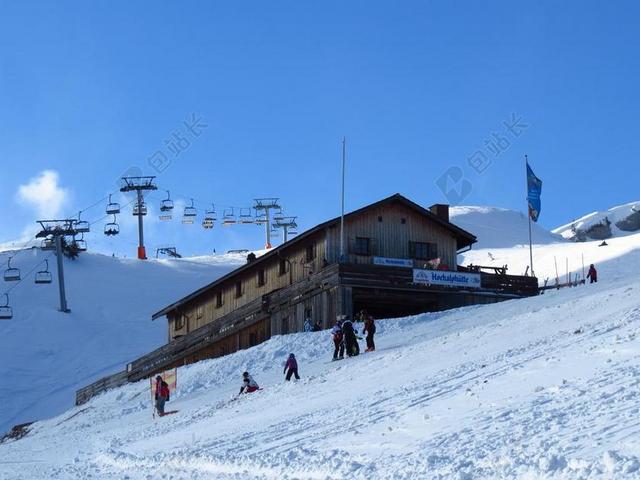 山 棚屋 高碱性磷酸酶小屋 布赖滕贝格 雪 冬天 白 天空