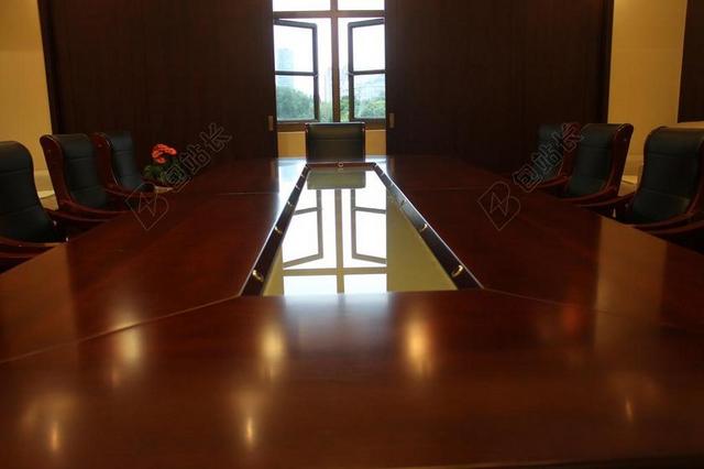 物品展示光亮的会议桌子背景图片