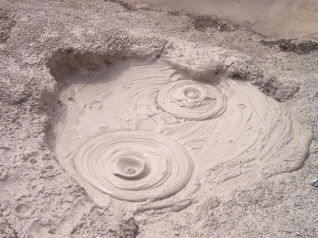 自然景观奇特泥潭火山灰圆圈冒泡奇异宣传图片