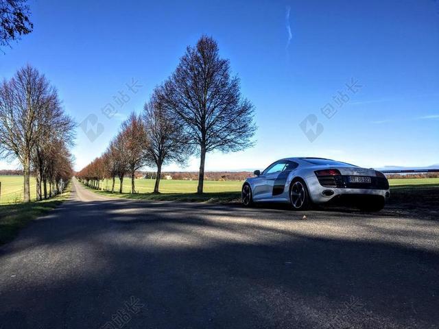 奥迪跑车在户外田野道路蓝天美景背景图片