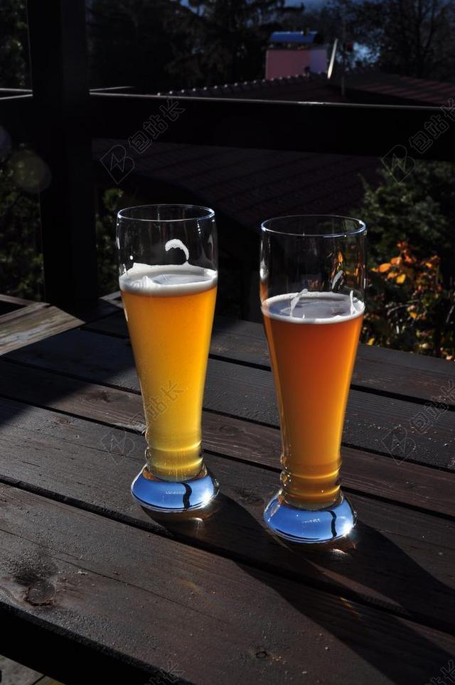 饮料酒户外玻璃杯啤酒杯小麦啤酒木头桌子背景图片