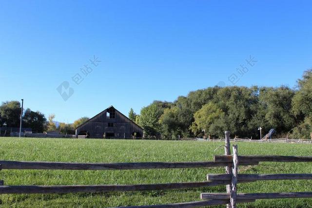 风景乡村农业农场牧场栅栏房屋三角顶背景图片