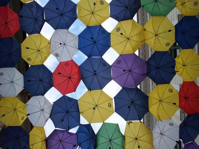 五彩街道景观伞街仰视遮阳挡雨背景图片