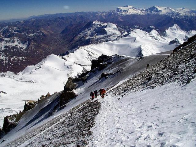 景观徒步户外探险雪山山顶攀登白雪背景图片