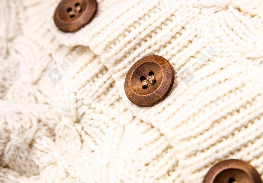 棕色衣服服装织物毛衣细节纽扣白色毛衣背景图片