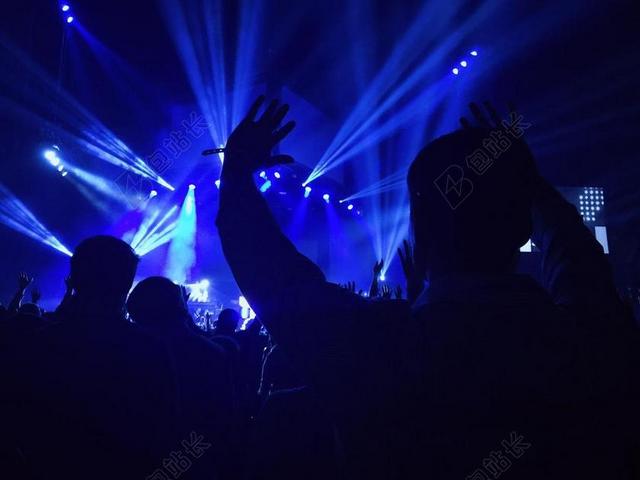 演出夜生活人群热闹激动音乐节蹦迪灯光背景图片