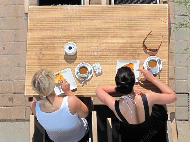 彩色人群性感在餐桌上吃点心的女孩们摄影街拍就餐背景图片