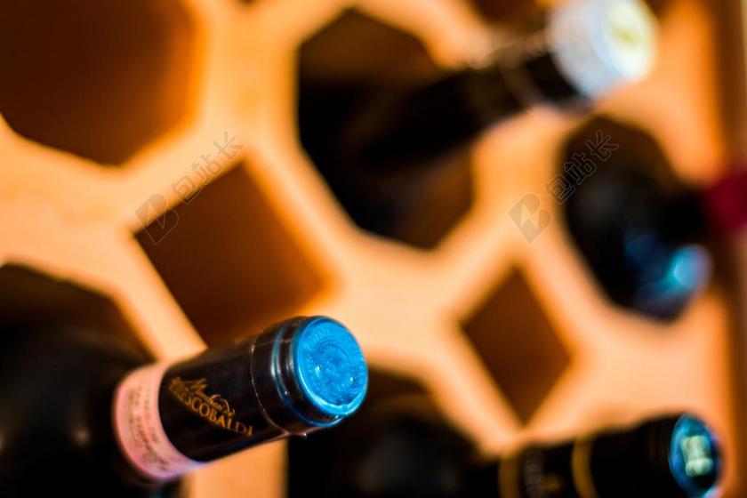 彩色餐饮食物经典架子上的酒瓶子酒品饮品背景图片