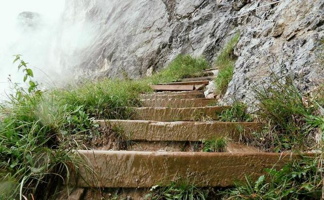 旅行徒步户外攀登爬山石头台阶山间运动挑战背景图片