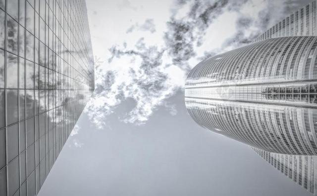 黑白建筑现代玻璃外墙高楼间的天空背景图片