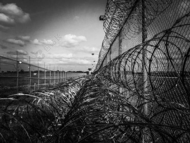 黑白建筑机场边的铁丝网背景图片