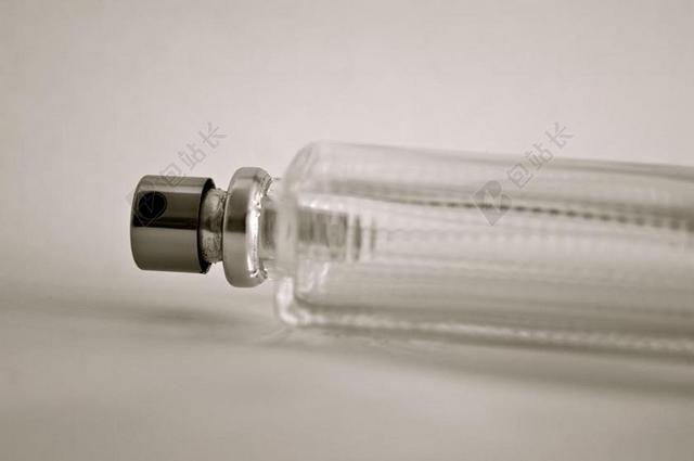 金属喷口玻璃瓶香水瓶倒放空瓶背景图片