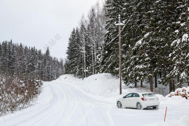 白色景色冬天雪景林间公路覆盖汽车背景图片
