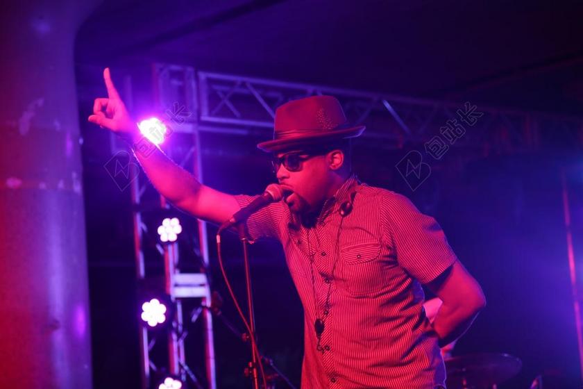 演出现场音乐会演唱会歌手舞台演唱麦克风背景图片