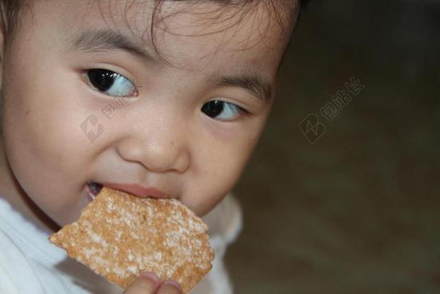 人像摄影儿童抓拍小朋友吃零食可爱好吃美味背景图片