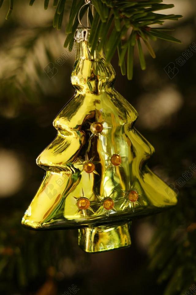 金色节日气氛装饰物圣诞节圣诞树挂件背景图片