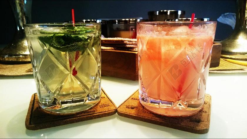 食物绿色的柠檬水和红色的果汁背景图片