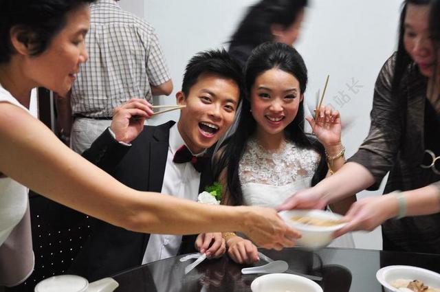 婚礼饭桌新婚夫妻幸福浪漫日常合照背景图片