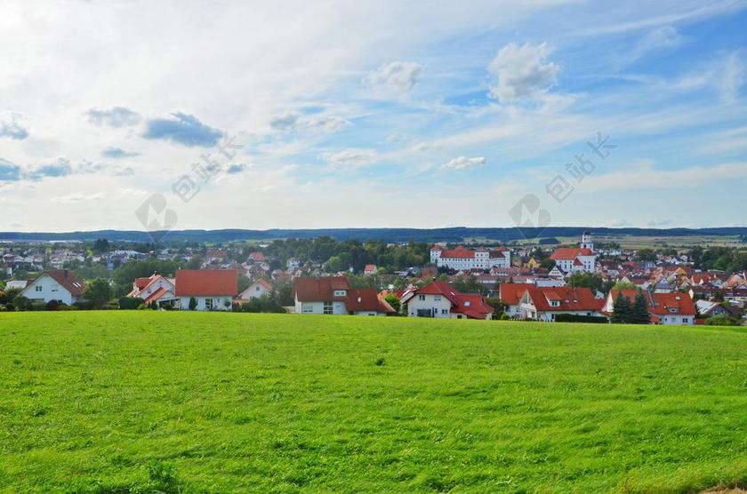 景色全景城市小镇红顶房子蓝天白云绿草地背景图片