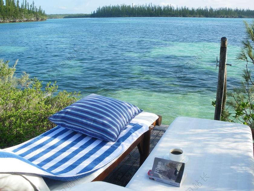 自然放松湖边的躺椅背景图片