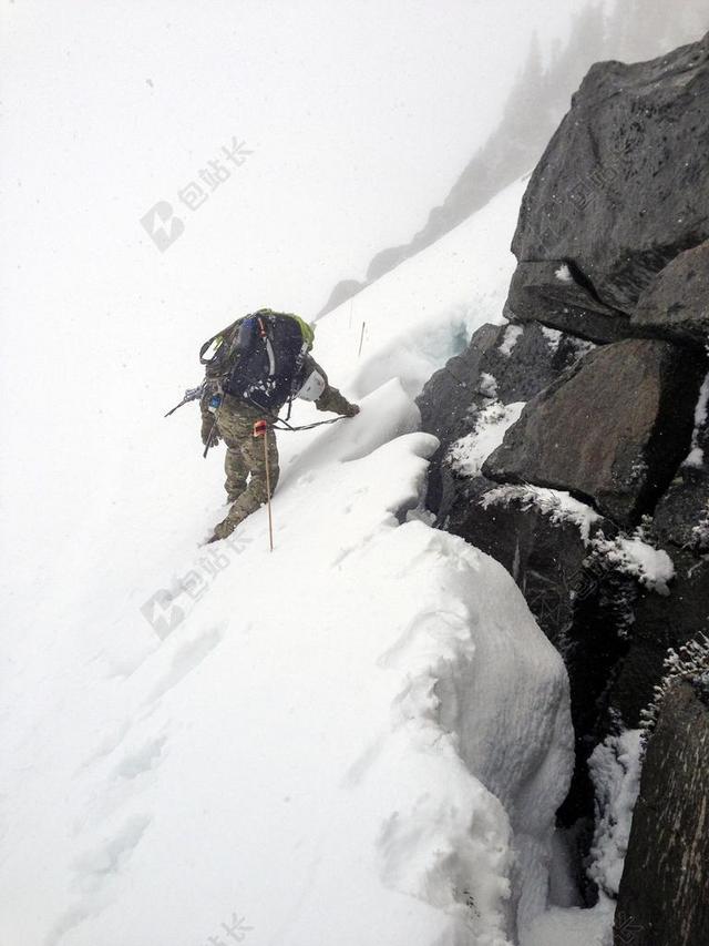 运动户外极限登山雪山陡峭挑战勇敢背景图片