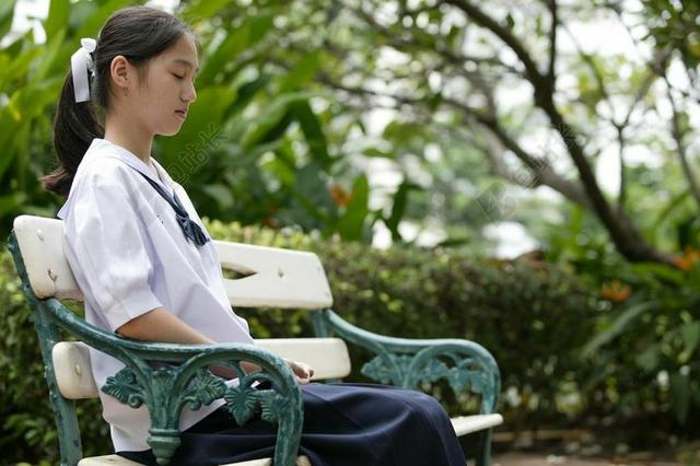 人像摄影抓拍女孩学生长椅休息放松背景图片