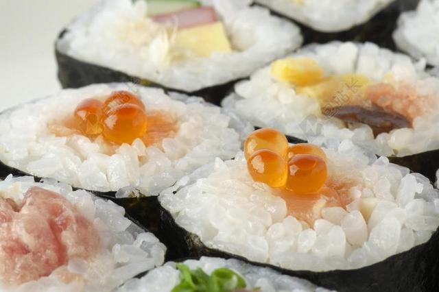 美食好吃诱人日式料理寿司卷鱼子酱手卷背景图片