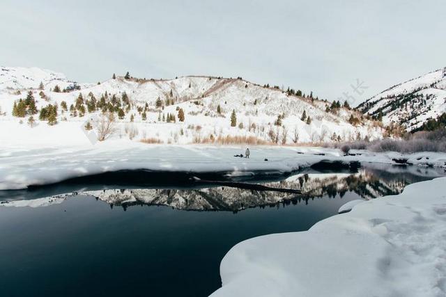 白色旅游自然雪山湖水一人广告背景图片