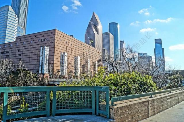 城市建筑布局远处摩天大楼休闲散步平台背景图片