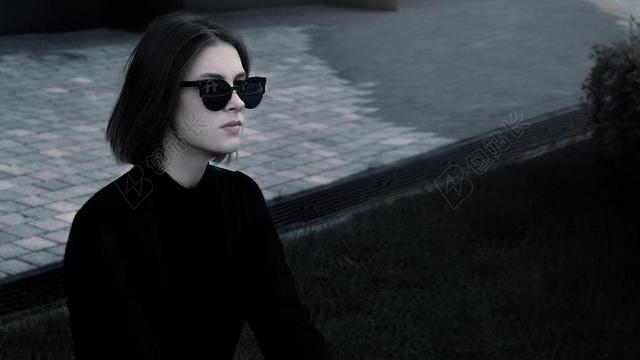 时尚的女孩 在眼镜 在黑色 裤子 衬衫 街 魅力 女孩 四种