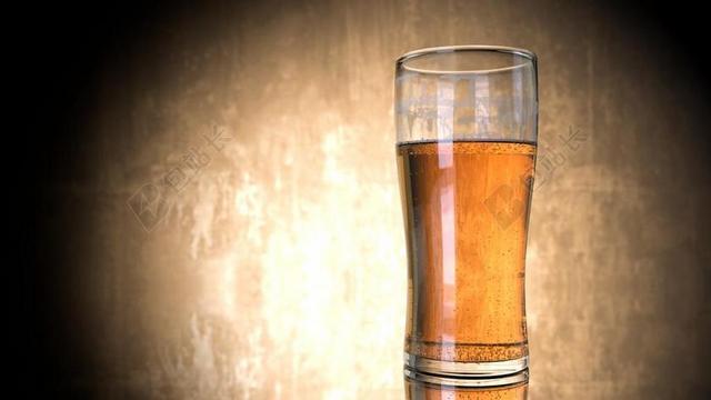 金色食物特写啤酒杯中的啤酒背景图片