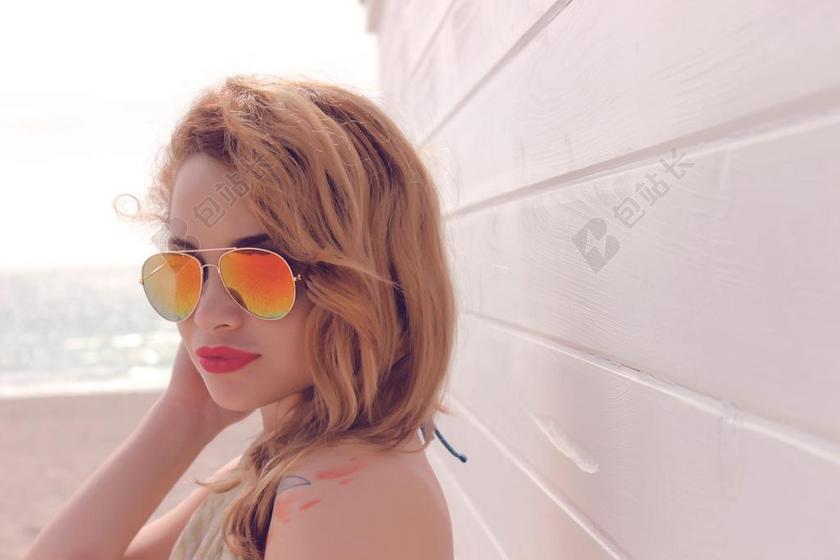 人像摄影金发女孩墨镜广告时尚夏天海边宣传图片