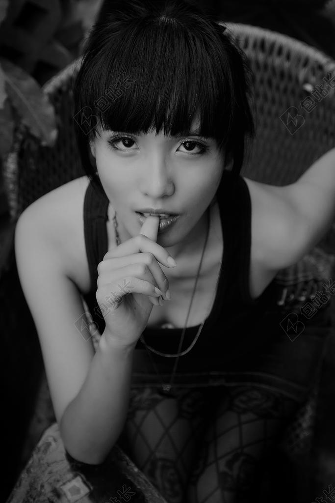 黑白人像摄影女孩性感健康POSE吸引宣传图片