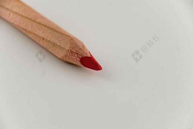 红色铅笔木制原色红色笔芯白纸绘画发挥想象力背景图片