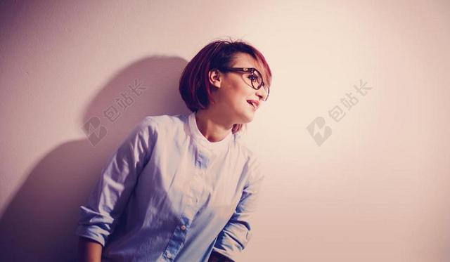 人像摄影灯光短发眼镜女孩时尚自然广告图片