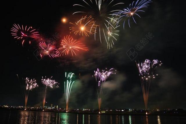 多彩节日庆典夜景天空庆祝烟花焰火大会背景图片