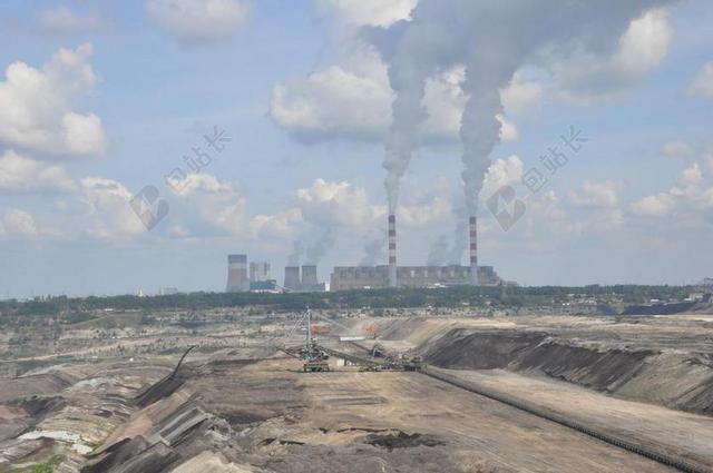 黄蓝能源朦胧大地原野上的一处冒烟工厂远照自然工厂生产背景图片