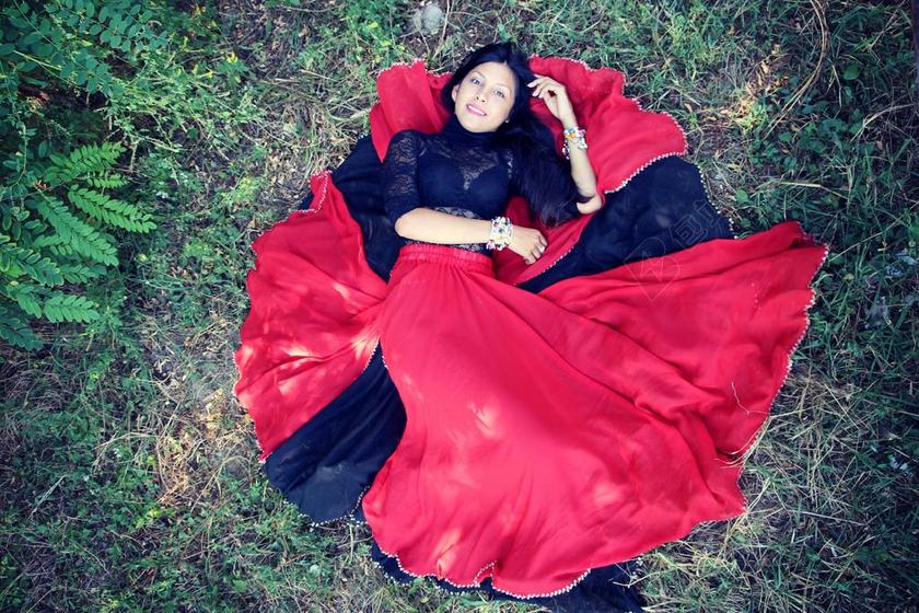 红黑人像摄影东方印度女孩裙摆POSE技巧构图背景图片