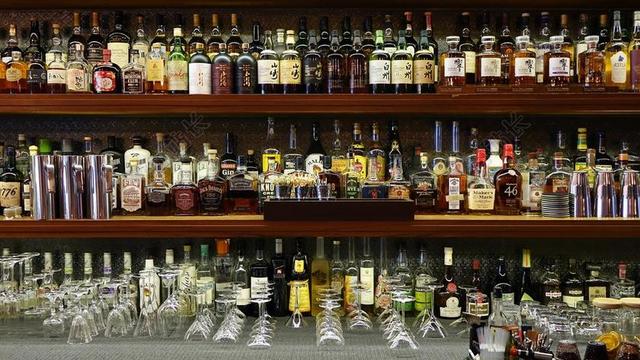室内酒吧架子上的酒背景图片