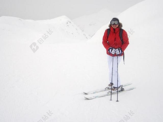 人肖像雪地中的滑雪游客背景图片