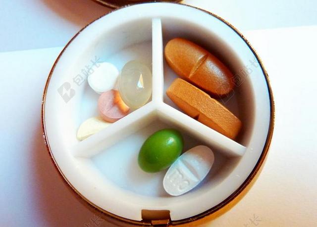 彩色医学清新盒子里面的三个格子上放着药品药丸吃药医学背景图片