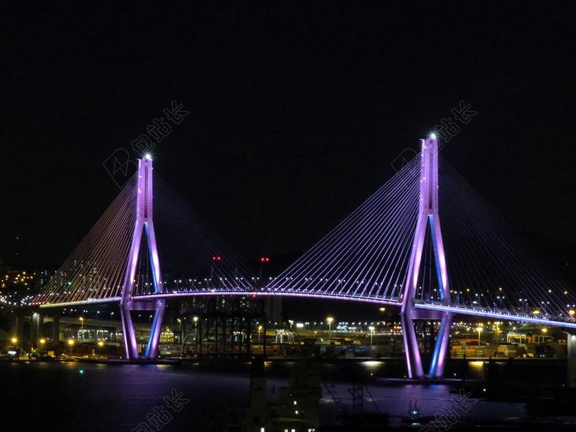 彩色建筑绚丽闪烁霓虹灯的桥梁城市夜景桥梁设计背景图片