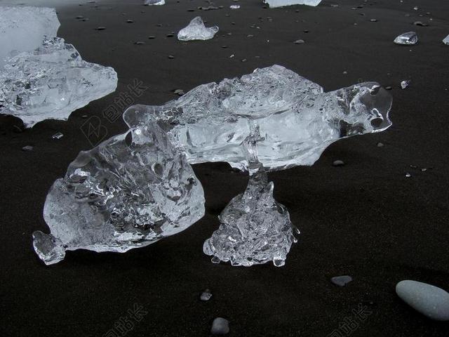 冰 透明 海滩 黑色 冰岛 大块的冰 石头 黑砂