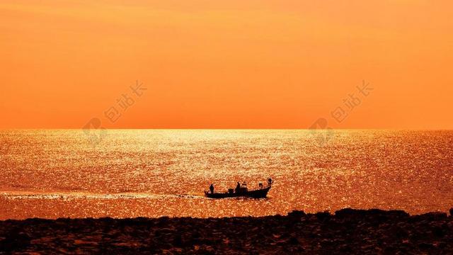 金黄景观景色海面渔船波光粼粼日落海天一色美景背景图片